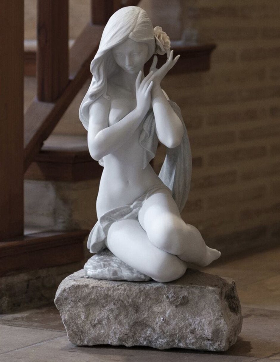 Escultura Lladró Subtle Moonlight Woman de porcelana